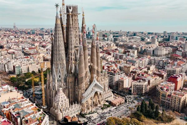 sagrada familia in barcelona to visit during last minute holidays